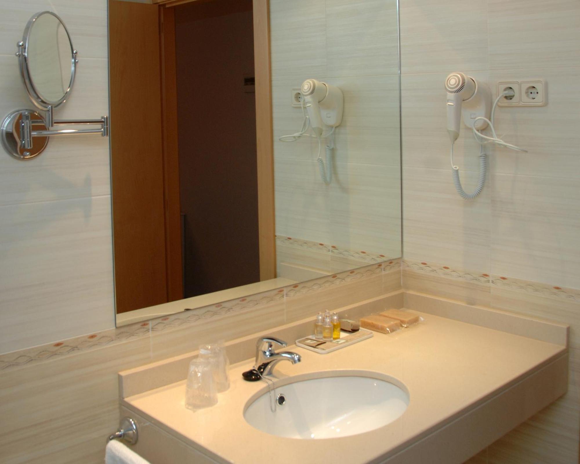 Hotel Hc Sigueenza Bagian luar foto